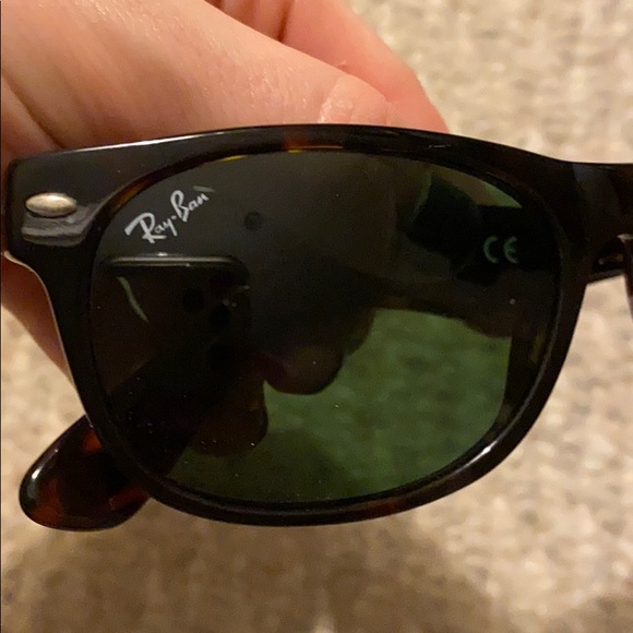 Wayfarer Ray Ban Sunglasses - Picture 3 of 7
